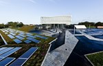 Održiva Gradska kuća u Danskoj sa zelenim krovovima i solarnim panelima