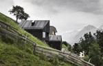 Rustični drveni alpski dom koji se napaja sa solarnom i geotermalnom energijom u Italiji