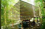 Kancelarija u šumi izgrađena od drveta lokalnog porekla