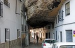 Grad Setenil de las Bodegas leži ispod stene