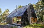 Savremena metalna kuća Husaro je smeštena visoko u brdu na švedskom ostrvu