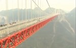 Jedan od najdužih i najviših visećih mostova na svetu završen je u Kini (video)