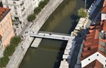 Stakleni pešački most u Sloveniji lebdi iznad reke