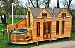 Malene drvene kuće se isporučuju sa đakuzijem u Velikoj Britaniji