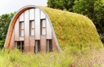 Talasasti dom sa zelenim krovom u Francuskoj
