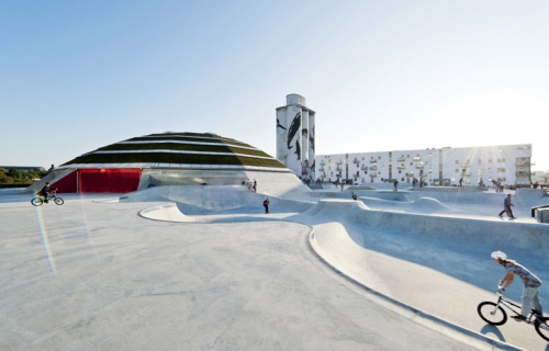 Ulični skejt-park sa masivnim zelenim krovom u Danskoj