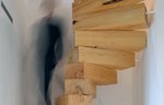 Spiralno stepenište napravljeno od zdepastih drvenih panjeva