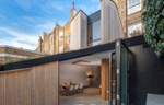 Proširenje londonske gradske kuće koju odlikuje zaobljena drvena forma sa zelenim krovom