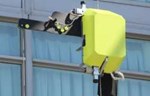 SAM robot koji se penje na neboder u potrazi za strukturalnim oštećenjima