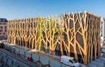 Društveni centar u Francuskoj sa fasadom od drveta koja oponaša šumu koja ga okružuje
