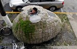 Kinez živi u jajastoj eko kući na trotoraru