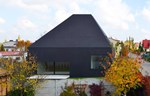 Skulpturalna kuća krije beli enterijer u elegantnoj crnoj fasadi