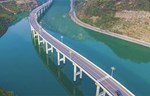 Auto-put bez mostova koji prati liniju reke