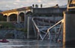 Srušio se most koji spaja američki grad Sijetl s Kanadom (video)
