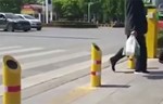 Stubići jarko žute boje koji „sprečavaju“ pešake da pređu dok je crveno