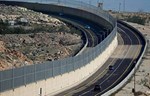 Otvoren auto-put sa zidom koji deli izraelski i palestinski saobraćaj