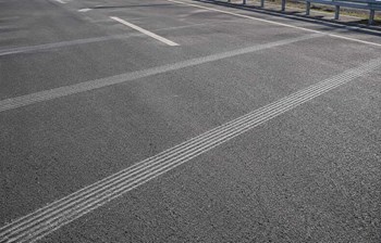 Nova tehnologija brazdanja asfalta za bezbednije puteve i efikasnije odvođenje vode