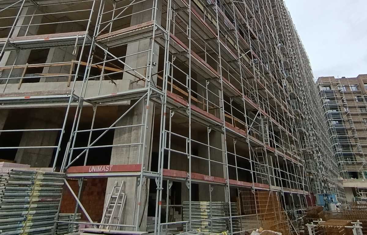 Unimast na projektu Novella: Skela prilagođena ugradnji staklene fasade