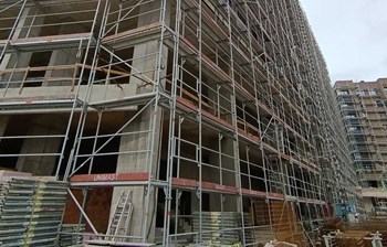 Unimast na projektu Novella: Skela prilagođena ugradnji staklene fasade