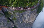 Otvoren stakleni most oko litice u Kini