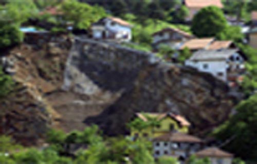 Klizišta ugrožavaju kuće (video)