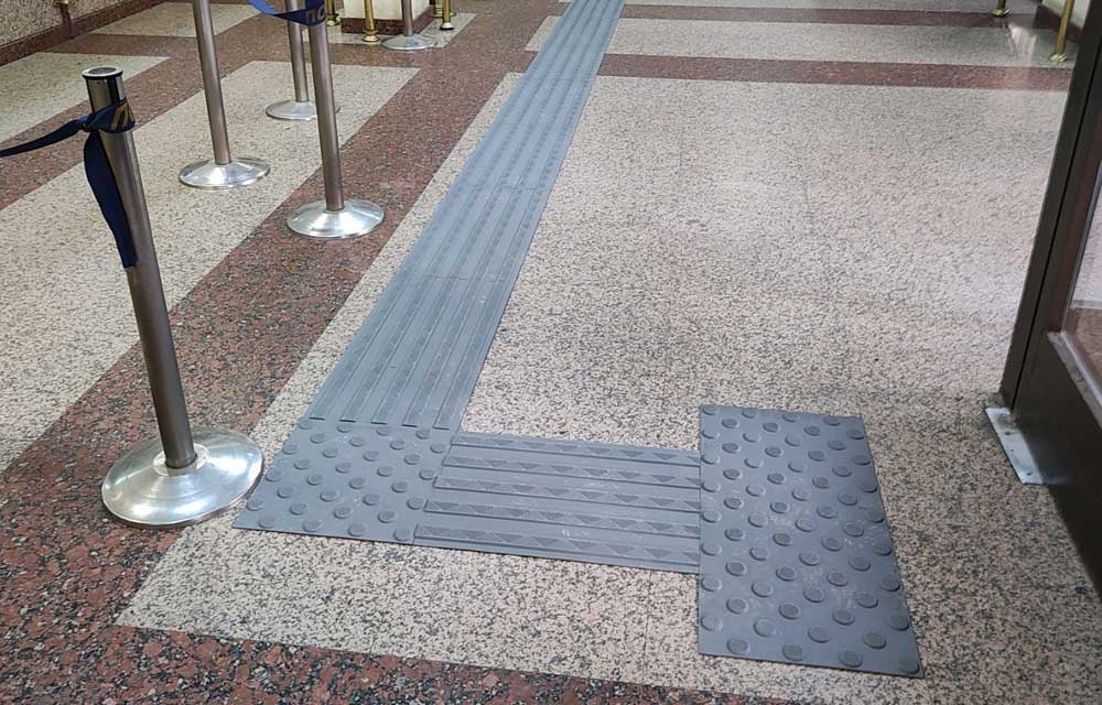 DB TAKTIL unapređuje pristupačnost: Taktilni elementi fizičke pristupačnosti uskoro u 18 poslovnica Pošte Srbije